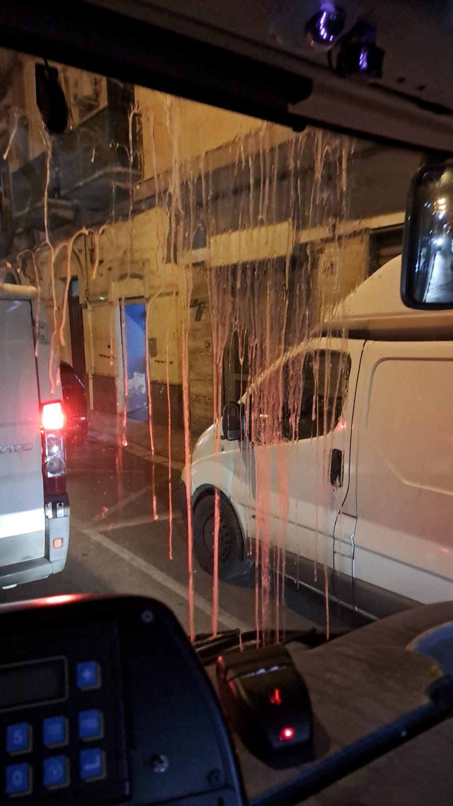 Halloween e vandali, autobus Kyma colpito da sassi e uova