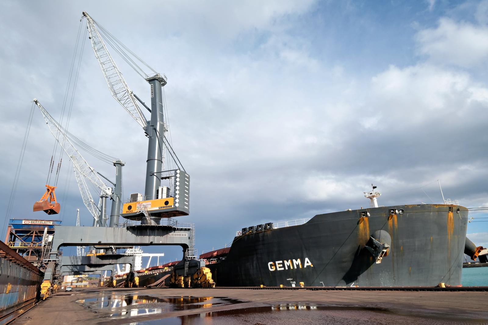 La nave Gemma attracca al porto di Taranto