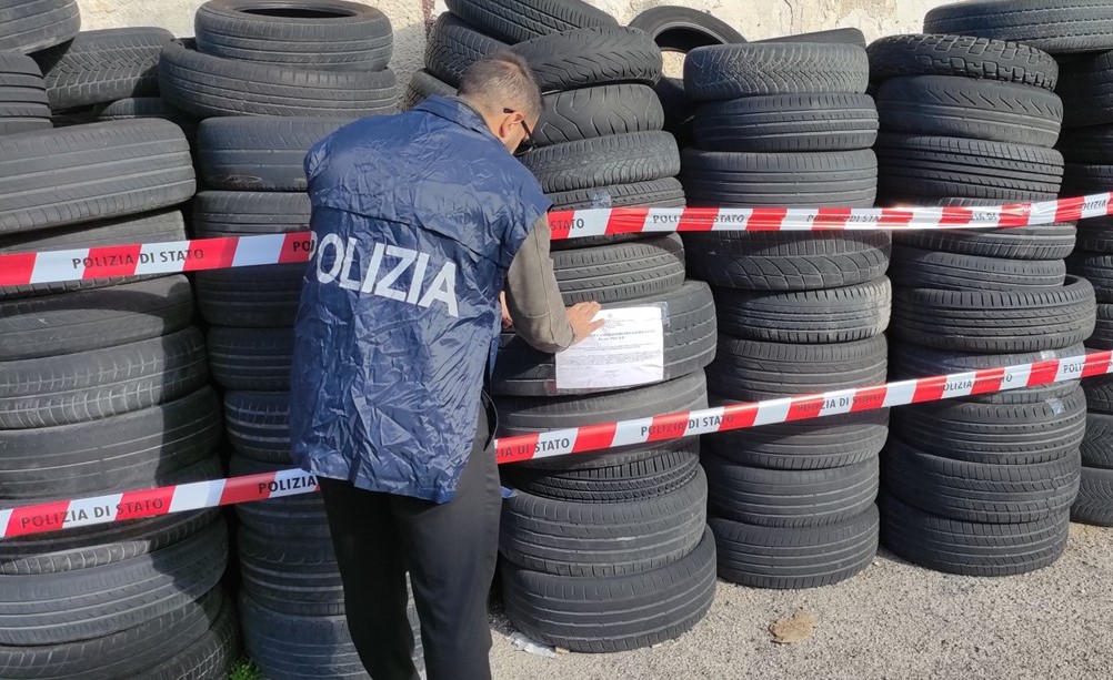 Più di 600 pneumatici accatasti illegalmente, denunciato gommista