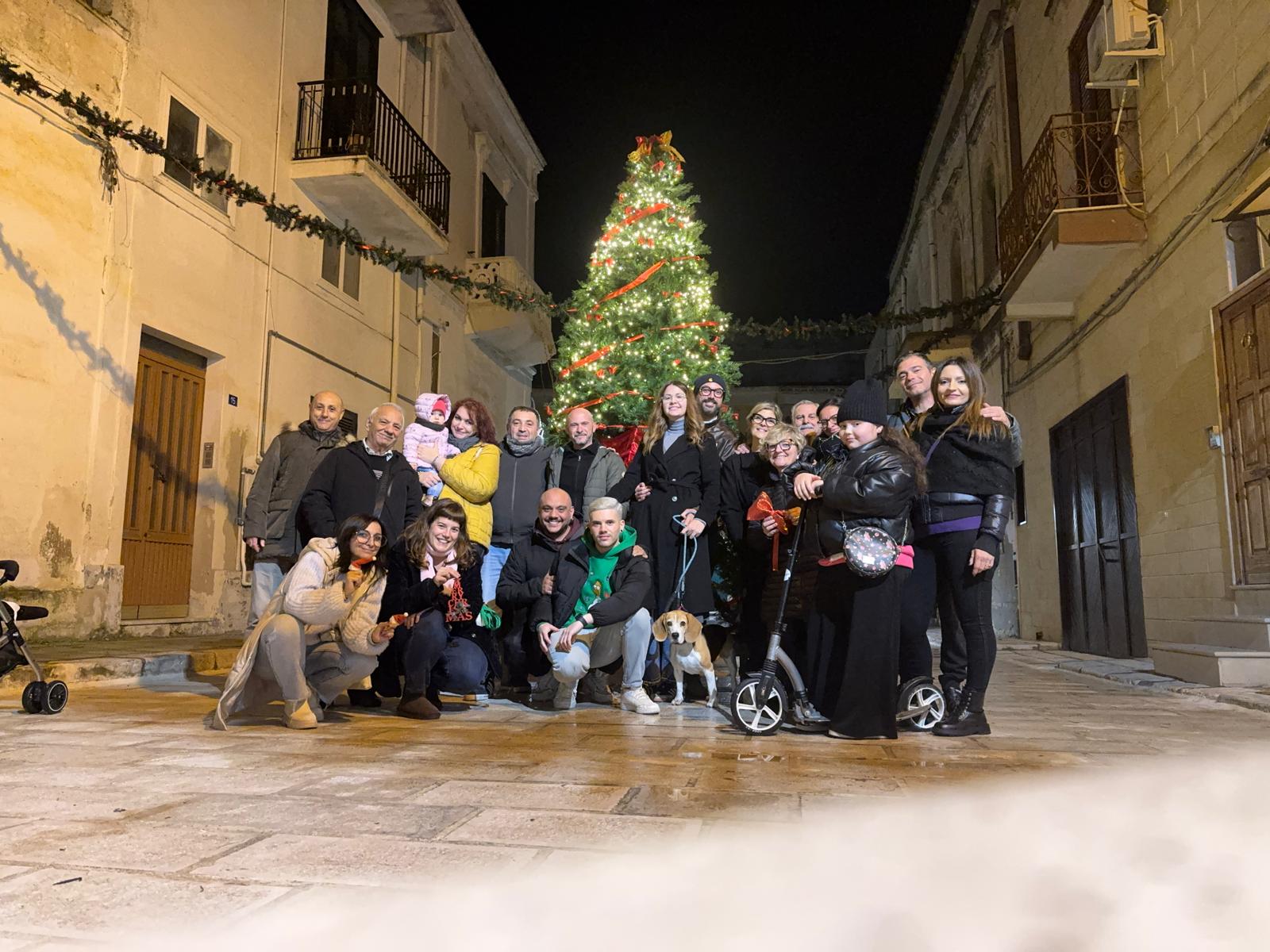 Nelle vie del centro storico di Pulsano si accendono le luci di Natale