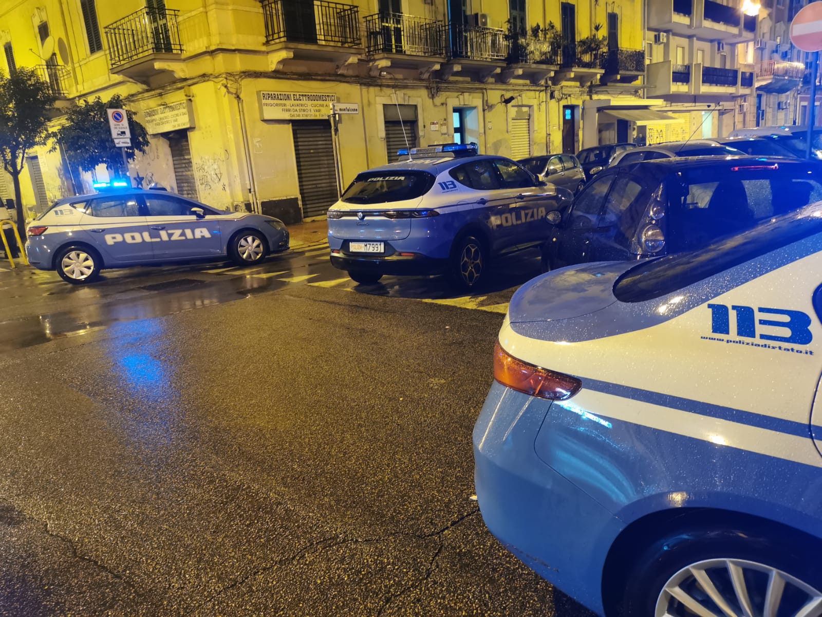 Ruba in appartamento, residenti lo fanno arrestare