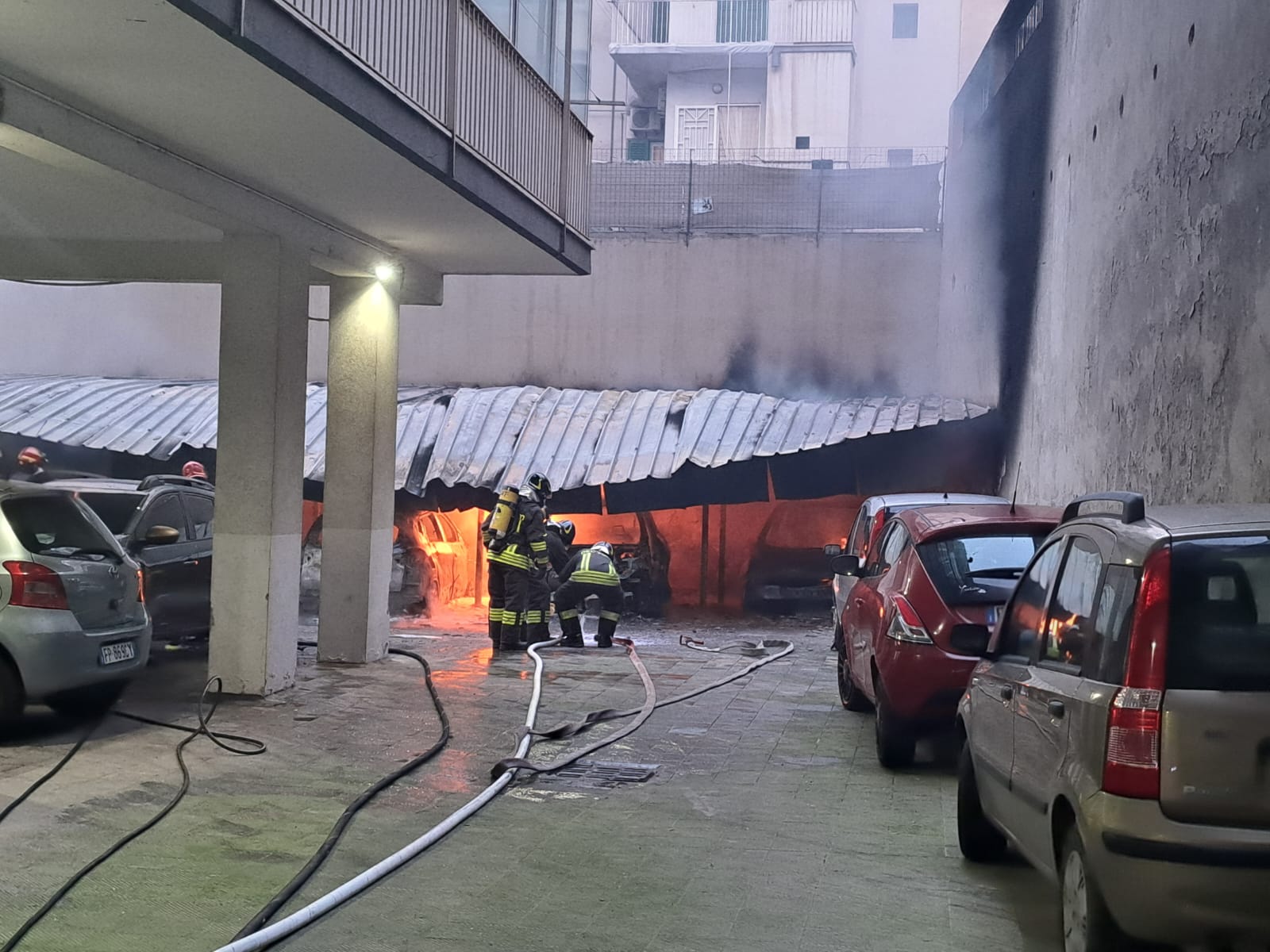 Paura a Taranto, grosso incendio in un garage