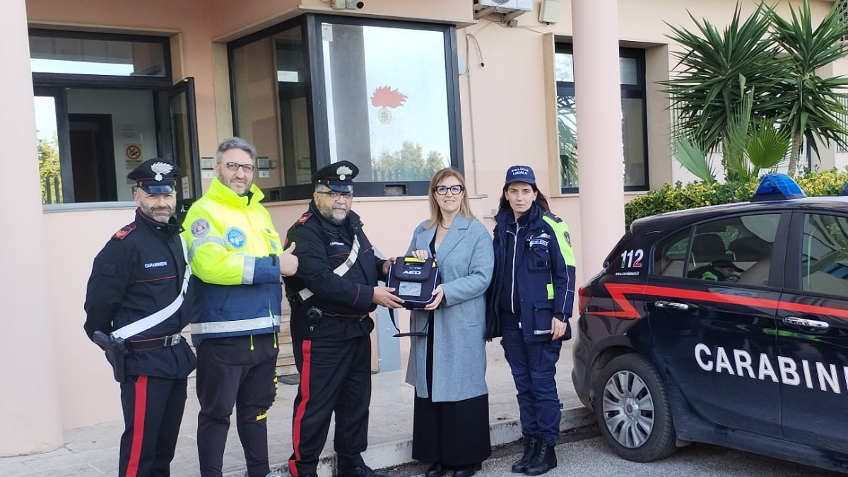 Monteparano, rubano defibrillatore. Trovato in tempo record da carabinieri e polizia locale