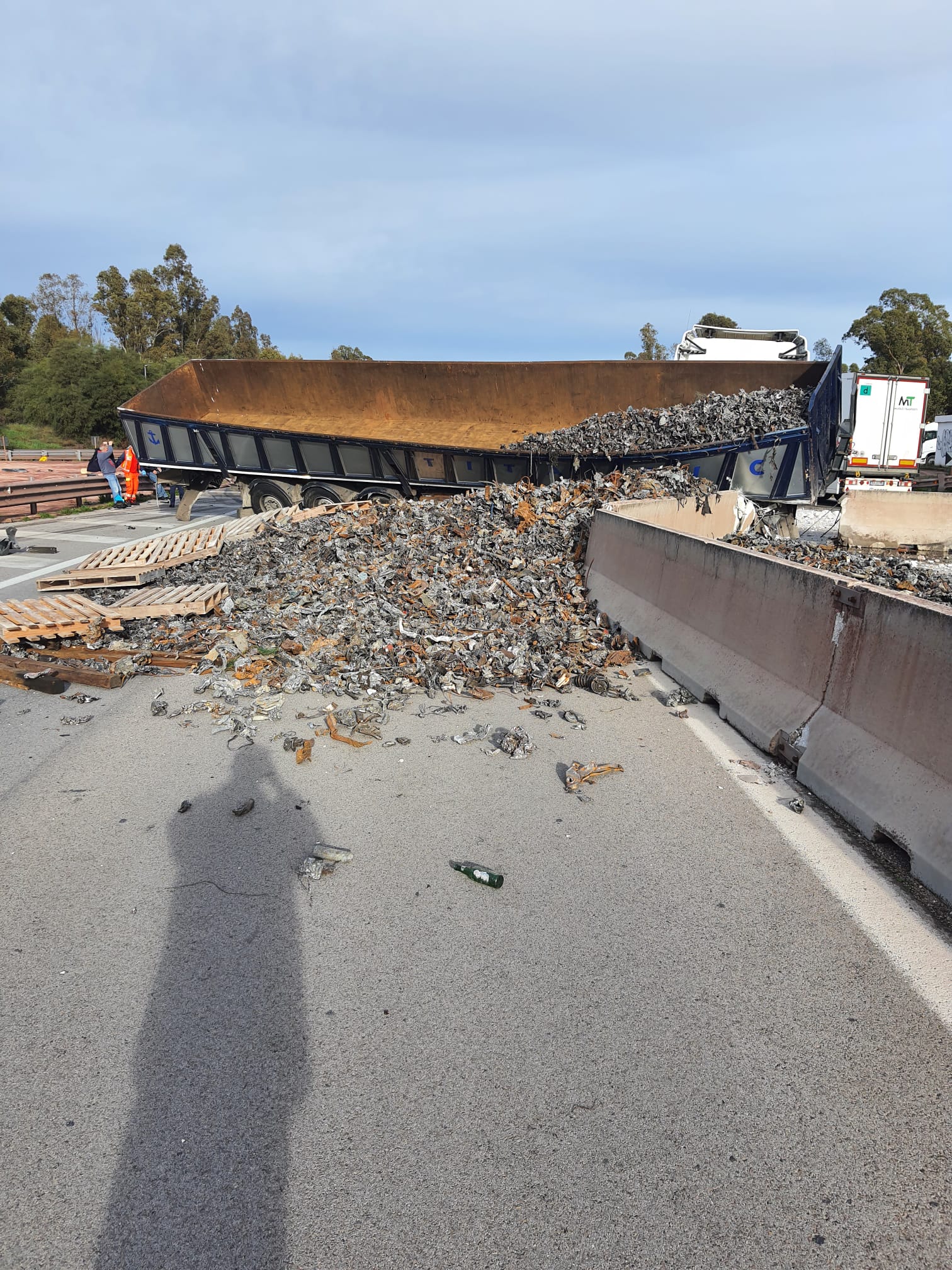 Incidente sulla SS7, tir esce fuori strada