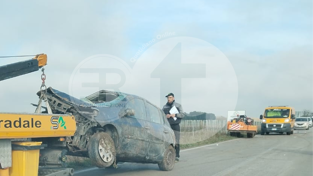 Incidente alle porte di Pulsano, auto distrutta