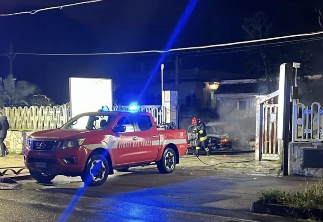 Incendio a Massafra, distrutte sei auto