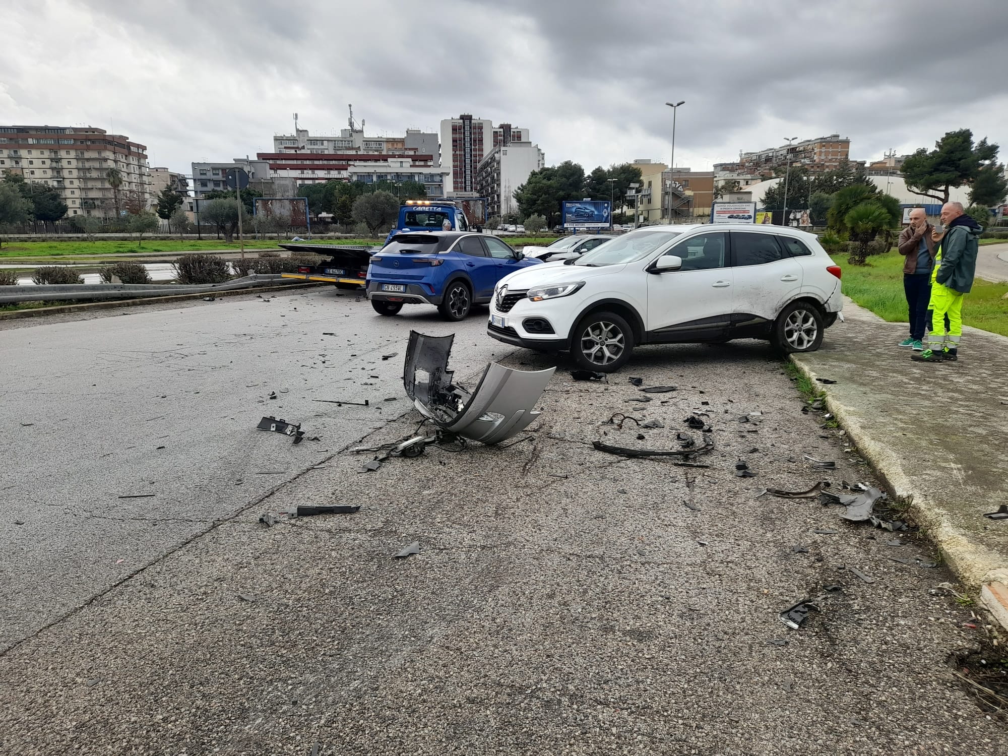 Auto contro guardrail, due feriti