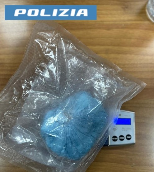 Sorpreso in auto con più di 200 grammi di cocaina: 45enne arrestato dalla Polizia di Stato